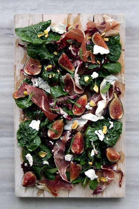 @chloalawrence Arugula Prosciutto, Fig Salad, Radicchio Salad, Charcuterie Plate, Autumn Salad, Fun Salads, Goat Cheese Salad, God Mat, Cheese Salad