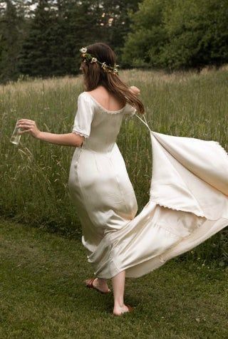 French Cottage Wedding Dress, Folk Wedding Aesthetic, Meadow Wedding Dress, Cottagecore Wedding Diy, Picnic Wedding Dress, Cottagecore Aesthetic Wedding Dress, Garden Micro Wedding, Folklore Wedding Aesthetic, Cottage Wedding Aesthetic