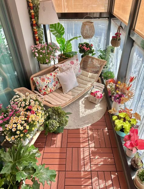 Apartment Balcony Garden, Balcony Design Ideas, Interior Design Per La Casa, Terrace Decor, Small Balcony Design, Small Balcony Decor, Balcony Furniture, Small Balcony Ideas, Apartment Balcony Decorating