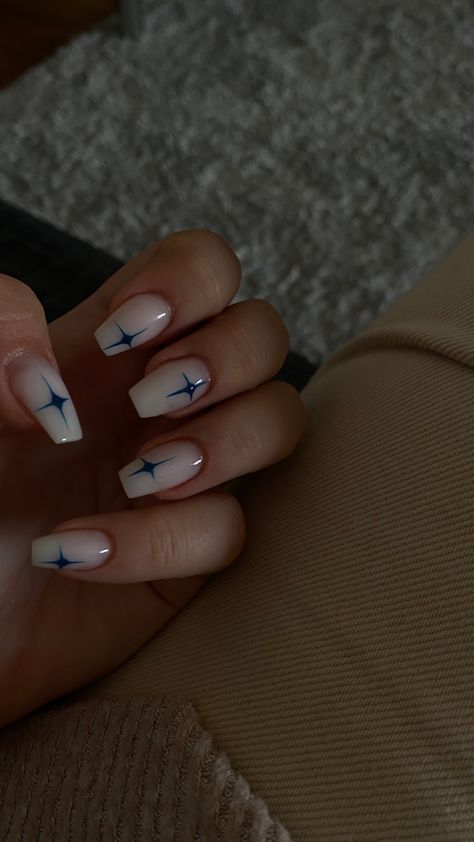 White And Navy Nails Acrylic, White With Navy Blue Nails, Dark Blue Nails With White Design, White And Blue Star Nails, One Finger Design Nails, Blue Nails White Stars, White Nails With Blue Stars, Blue Nails With White Stars, Square Nails With Stars