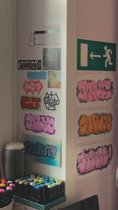 Graffiti Wall Bedroom, Street Sketch, Graffiti Room, Graffiti Words, Desain Editorial, Graffiti Writing, Graffiti Doodles, Graffiti Tagging, Graffiti Style Art