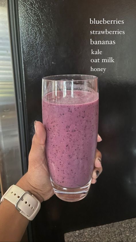 Smoothies With Oat Milk, Berry Smoothie Recipe Healthy, Smoothie Berry, Healthy Juice Drinks, Fruit Smoothie Recipes Healthy, Berry Smoothie Recipe, Frozen Berries, Strawberries Blueberries, Smoothie Drink Recipes