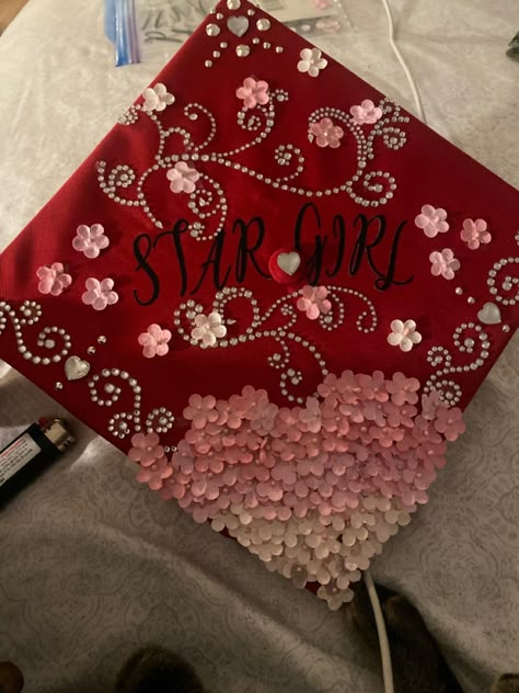 Graduation Cap Designs Cute Simple, Pink Cap Decoration, Lana Graduation Cap, Mcr Grad Cap, Graduation Cap Designs Lana Del Rey, Frank Ocean Cap Graduation, Coquette Senior Pictures, Coquette Grad Cap, The Weeknd Graduation Cap