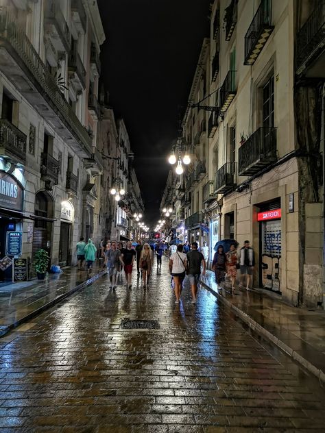 Barcelona Spain Aesthetic Night, Barcelona Aesthetic Night, Barcelona Lifestyle, Barcelona At Night, Barcelona Spain Aesthetic, Barcelona Vibes, Spain Life, Barcelona Life, Madrid Nightlife