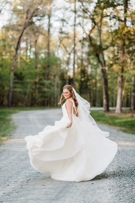 Bride Only Poses, Outdoor Bridal Photoshoot Ideas, Rustic Bridal Portraits, Bridal Portraits No Flowers, Wedding Bride Poses Bridal Portraits, Outdoor Bridal Photos, Individual Bride Photos, Bridal Shots The Bride Photo Ideas, Fun Bridal Portraits