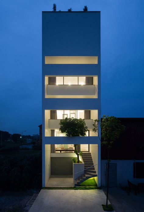 Nguyen Khac Phuoc Architects to offer residents respite from noise and smog in this five-metre-wide house in Vietnam Funny Real Estate Quotes, Narrow House Designs, Funny Real Estate, Modern Architecture Building, Narrow House, Real Estate Quotes, Design Exterior, Architecture Old, Facade House