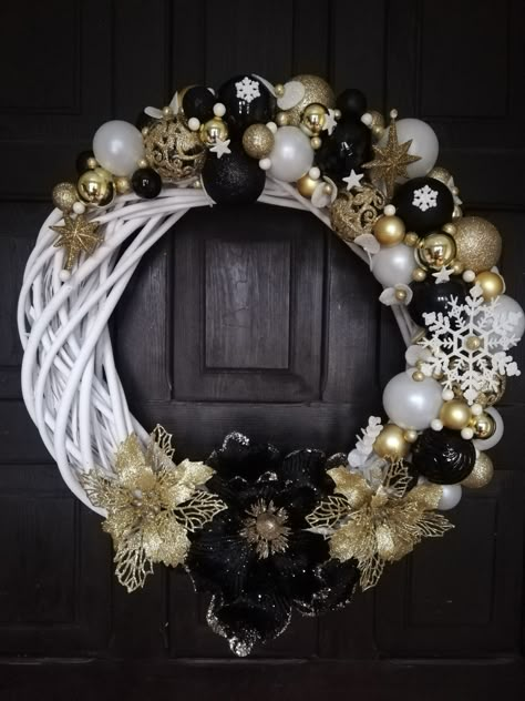 New Years Eve Wreath Ideas, Black Wreath Christmas, Black And Gold Christmas Decor Ideas, Black White And Gold Christmas, Black And Gold Christmas Decor, Gold Ornament Wreath, Christmas Reef, Black And Gold Christmas, Wreaths Design