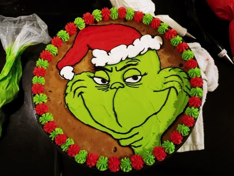 Grinch Buttercream Cookies, Grinch Bday Cake, Grinch Cookie Cake, Easy Grinch Cake Ideas, Grinch Birthday Cake Kids, Grinch Cake, Grinch Cookies, Christmas Cupcakes Decoration, Delish Cakes