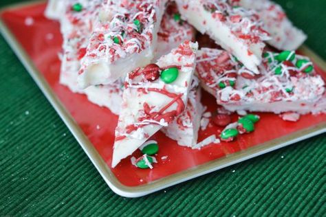 Easy Chrustmas Peppermint Bark-Flour On My Face Peppermint White Chocolate Cheesecake, Christmas Party Desserts, Simple Christmas Desserts, Christmas Peppermint Bark, Christmas Dessert Tray, Easy Christmas Dessert Recipes, Christmas Platters, Christmas Goodies To Make, Oreo Milkshake Recipe