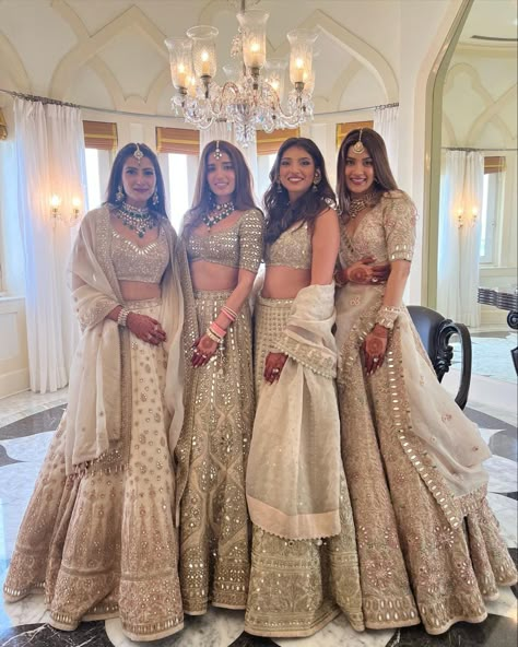 Indian Wedding Outfits 2023, Modern Indian Wedding Dress, Pretty Lenghas, Bridal Fits, Bridesmaid Indian, Indian Bridal Party, Bridesmaid Dresses Indian, Desi Fits, Business Aesthetic