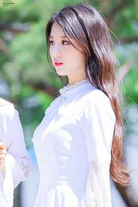 These 30+ Photos Of LOONA Heejin's Side Profile Will Convince You It's An Actual Work Of Art - Koreaboo Fish Drawing, Cute Sketches, All Black Looks, Plaid Outfits, Fish Drawings, Dress Drawing, Simple Tshirt, Figure Drawing Reference, Side Profile