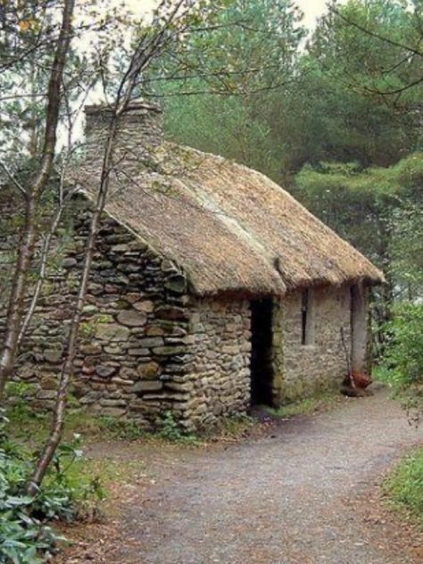 Medieval Cottage Exterior, Medieval Cottage, Old Style House, Arched Cabin, Stone Cabin, Irish Houses, Paddy Kelly, Stone Cottages, Old Stone Houses