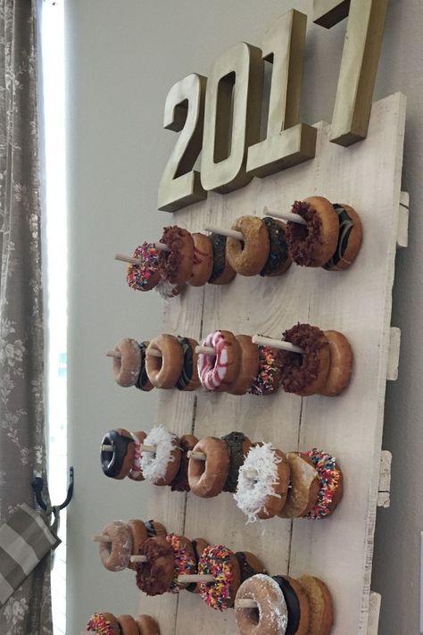 Senior Brunch Decorations, Graduation Party Breakfast Ideas, Donut Graduation Party Ideas, Grad Party Breakfast Ideas, Donut Board Graduation, Donut Graduation Party, Graduation Brunch Ideas Decor, Grad Party Treats, Breakfast Grad Party