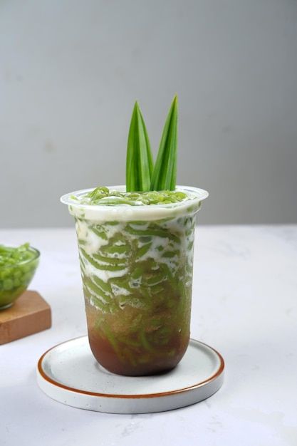 Es cendol or lod chong is a sweet ice de... | Premium Photo #Freepik #photo #cendol #ice-drink #beverage #cool-drinks Bubble Tea Menu, Ice Dessert, Desserts Around The World, Ice Drink, Indonesian Cuisine, Food Drink Photography, Lemon Tea, Cafe Shop, Indonesian Food