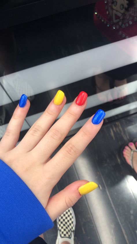 Short Nail Multicolor, Short Nails Multi Color, Primary Nails Color, Primary Color Nails Design, Colombia Nails, Primary Color Nails, Rainbow Manicure Short Nails, Flag Nails, Clear Skin Face