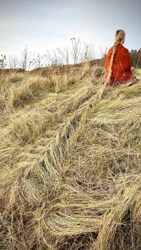 A surreal image of a girl's blonde hair blending into a patch of dried grass by means of a braid. Grass Braiding, Grass Art, Nature Portrait, Ephemeral Art, Eco Art, London Photographer, Uk Photography, Surrealism Photography, Photography Pricing