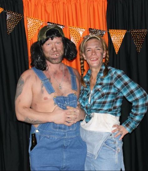 Hillbilly couple Halloween costume Hillbilly Party Costumes, Hillbilly Halloween, Hillbilly Christmas, Hillbilly Costume, Hillbilly Party, Nye 2023, Couple Halloween Costume, Trash Party, Black Halloween Dress