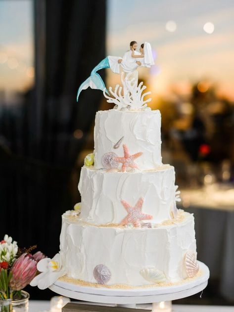 19 Beach Wedding Cakes for Nautical-Themed Nuptials Nautical Wedding Cakes, Beach Cake Topper, Ocean Wedding Theme, Cake Toppers Wedding, Beach Theme Wedding Cakes, Beach Wedding Cake Toppers, Beach Themed Cakes, Wedding Cake Images, Wedding Anniversary Cakes