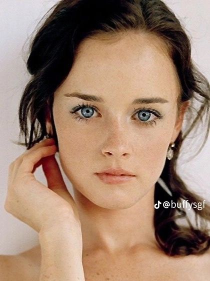 Alexis Bledel Baby, Gilmore Girls Seasons, Dakota And Elle Fanning, Kyle Jenner, Alexis Bledel, Big Forehead, Nose Job, Rory Gilmore, Aesthetic Beauty