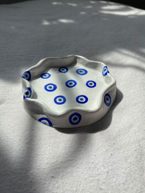 Evil Eye Ashtray, Pottery Painting Ideas Trinket Dish, Air Dry Clay Coaster Ideas, Cute Clay Painting Ideas, Evil Eye Pottery Painting, Air Clay Ashtray, Air Dry Clay Dish Ideas, Pottery Painting Trinket Dish, Clay Trinket Dish Diy