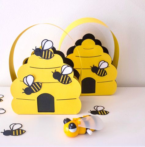 Beehive box with handle PDF and SVG files with instructions. Simple Gift Box Ideas, Bee Hive Craft, Paper Toy Printable, Printable Toys, Easy Designs, Bee Boxes, Gift Card Holders, Paper Toy, Bee Gifts