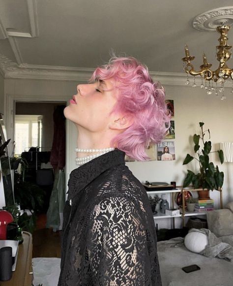 Pink Hair Guy, Curly Pink Hair, Hair Stules, Men Hair Color, Boys With Curly Hair, Shot Hair Styles, Aesthetic People, Curly Hair Men, Look Cool