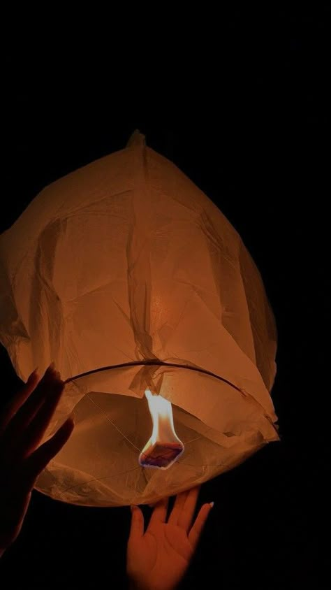 Diwali Sky Lanterns, Lantern Photoshoot Ideas, Sky Lanterns Aesthetic, Diwali Vibes Aesthetic, Aleena Core, Diwali Aesthetic Pictures, Diwali Photo Ideas, Sky Lanterns Photography, Diwali Snap