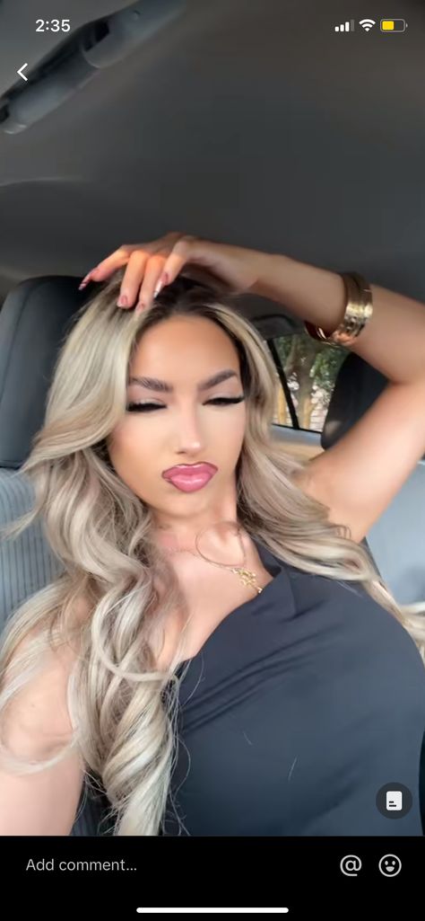 Honey Blonde Hair On Mexican Women, Ash Blonde Full Head Highlights, Blond Hair For Brown Skin, Blonde Hair On Latinas, Latina With Blonde Hair, Blonde Hair Color Ideas For Fall Winter Balayage, Blonde Hair On Mexican Women, Latina Blonde Hair Olive Skin, Blonde Hair Photoshoot