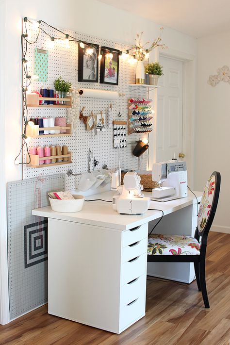 Small Sewing Space, Sewing Room Ideas, Crafting Area, Small Sewing Rooms, Sewing Desk, Sewing Station, Sewing Room Inspiration, Craft Spaces, Sewing Spaces