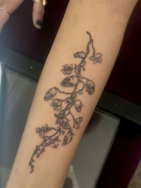 Snapdragon Skull, Gothic Floral Tattoo, Crow Core, Gothic Tattoos, Emo Tattoos, Earthy Tattoos, Tattoos Inspo, Torso Tattoos, Orchid Tattoo