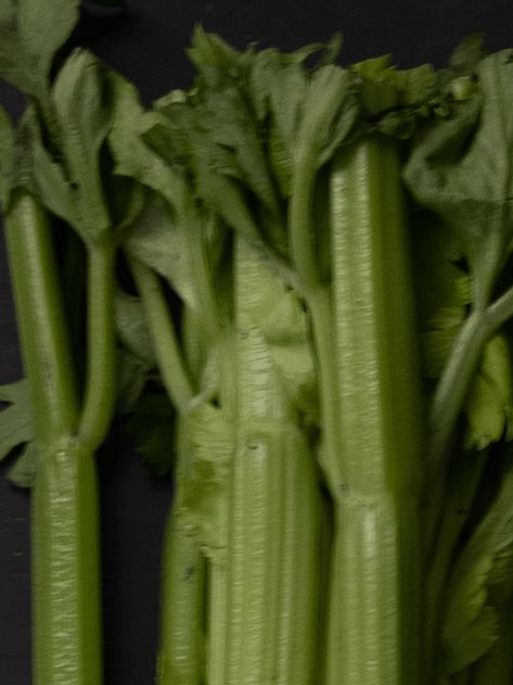 5 Delicious Ways to Use Celery Leaves - Going Zero Waste How To Use Celery Leaves, Celery Leaves Recipe, Celery Leaves, Celery Recipes, Canning Salsa, Breakfast Shakes, Green Soup, Broth Recipes, Nutritional Deficiencies