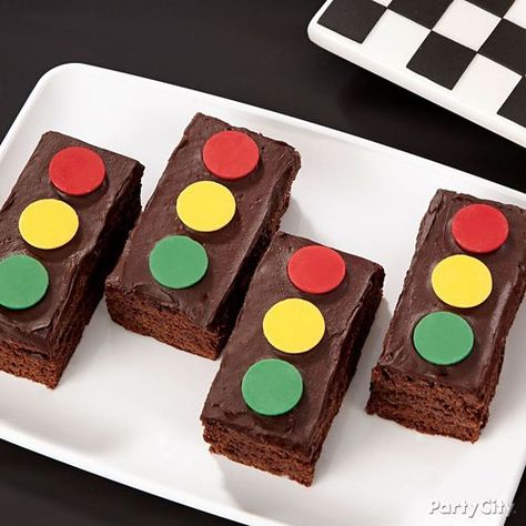 Cars Stoplight Brownies How To | Party City Disney Cars Cake, Disney Cars Party, Disney Cars Birthday, Cars Birthday Party Disney, Cars Theme Birthday Party, Cars Racing, Cars Party, Race Car Party, Car Cake