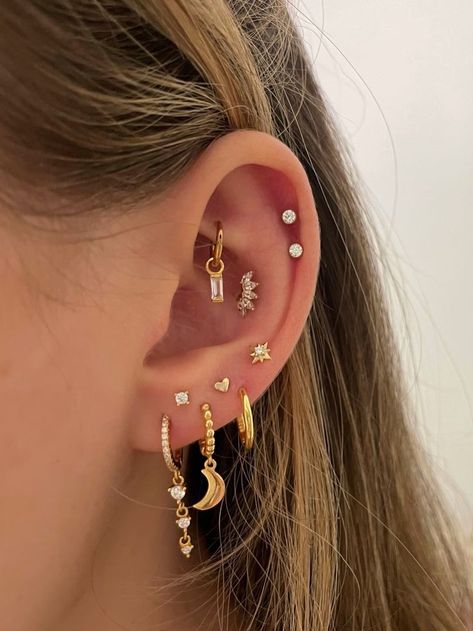 Staggered Ear Piercings, Triangle Lobe Piercing Triple, Constellation Piercing Lobe, Cute Stacked Earrings, Cute Gold Ear Piercings, Stack Piercing Lobe, Double Helix With Conch, Stacked Love Ear Piercings, Multiple Earlobe Piercings