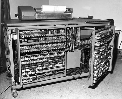 Ibm Computer, Alter Computer, Learn Robotics, Vintage Technology, Old Computer, Vintage Computer, Micro Computer, Vintage Industrial Design, Cogito Ergo Sum