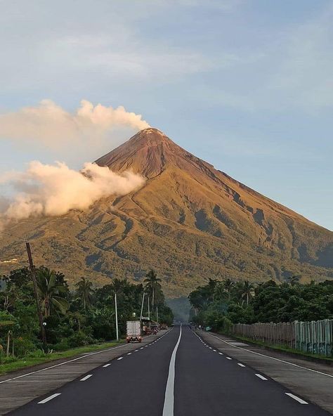 Mayon Volcano, Scenery Background, Mountain Photography, Philippines Travel, Fake Pictures, Tourist Spots, The Philippines, Travel Aesthetic, Nature Pictures