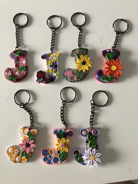 Quilled Keychains Ideas, Paper Quilling Keychain, Quilling Keychain Ideas, Quilling Keychains, Quilling Dolls, Diy Quilling Crafts, Paper Quilling Earrings, Paper Quilling Jewelry, Origami And Quilling