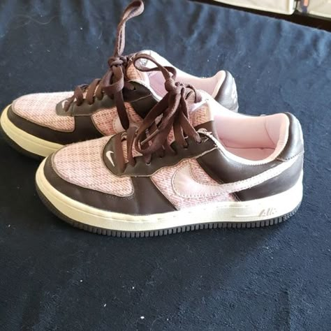 cute girly brown and pink air force 1's- found on poshmark- follow for more cute shoe inspo:) tags: 2000's y2k brown and pink nike air forces fashion shoes aesthetic girly girl woman shoes style indie #nike #airforceone #brown #pink #shoes Vintage Nike Shoes, Pink Shoes Outfit, 2000s Shoes, Pink Nike Air, Nike Air Forces, Cute Shoe, Y2k Shoes, Shoes Aesthetic, Aesthetic Girly