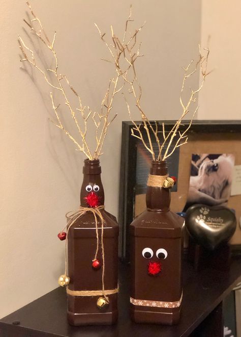 Wine Bottle Reindeer Diy, Wine Bottle Reindeer, Liquor Bottle Christmas Crafts, Jack Daniels Bottle Crafts Diy, Whiskey Bottle Crafts Diy, Jack Daniels Bottle Crafts, Reindeer Wine Bottle, Whiskey Bottle Crafts, Christmas Bottles