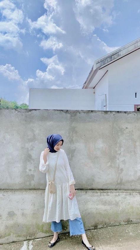 Tunik Hijab Style Casual, Tunik Hijab Style, Clear Glasses Frames Women, Kebaya Modern Dress, Outfit Hijab Casual, Muslimah Style, Hijab Trends, Muslim Outfits Casual, Hijab Style Casual