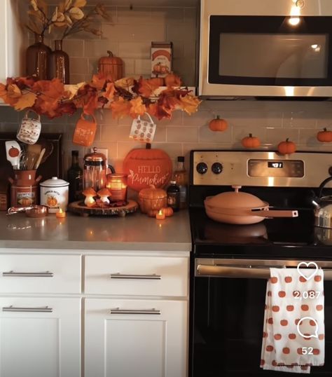 Aesthetic Fall Kitchen, Fall Decorating Apartment, Apartment Thanksgiving Decor, Small Kitchen Fall Decorating Ideas, Fall Kitchen Shelf Decor, Fall Decor Ideas For The Home Kitchens, Fall House Interior, Fall House Decor Indoor Living Room, Kitchen Fall Decorations