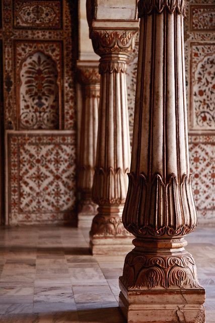 Indian Pillar, Indian Courtyard, Wood Pillars, Wooden Pillars, Wood Furniture Legs, Mughal Architecture, Pillar Design, Farmhouse Doors, Stone Pillars