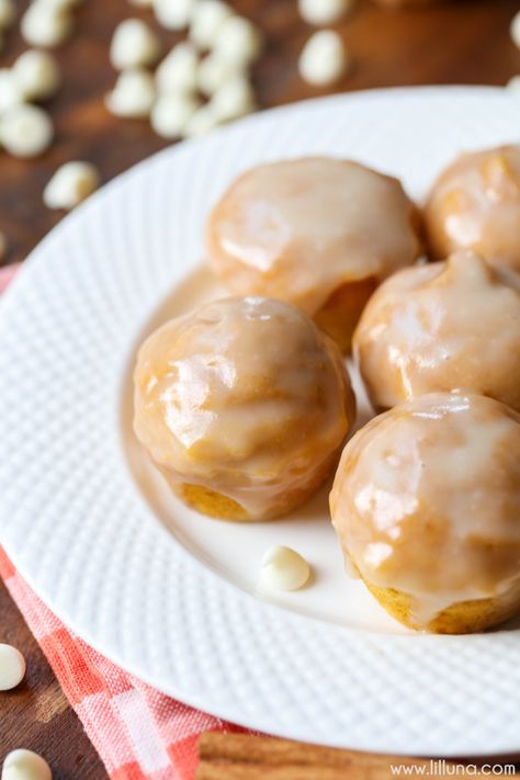 Mini Glazed Pumpkin Donut Muffins - A donut muffin filled with pumpkin and cinnamon flavors, topped with a spiced white chocolate glaze. One word: IRRESISTIBLE!! Donut Muffins Recipe, Pumpkin Donut Muffins, Pumpkin French Toast Bake, White Chocolate Glaze, Mini Pumpkin Muffins, Honey Muffins, Pumpkin Donut, Homemade Donuts Recipe, No Bake Pumpkin Cheesecake