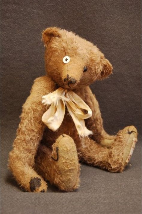 #Old Jack"...  Nice bears made by Darren Ellerton (furgottenbears.blogspot.co.uk) Worn Out Stuffed Animal, Teddy Bear Creepy, Art Coursework, Huggable Teddy Bear, Old Teddy Bear Aesthetic, Tattered Teddy Bear, Victorian Teddy Bear, Abandoned Teddy Bear, Old Teddy Bears