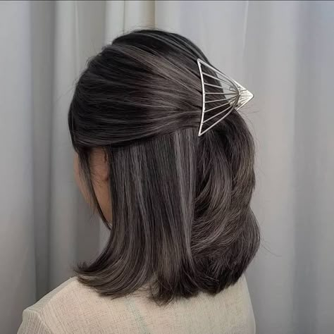 Best hair Color Fesyen Rambut Pendek, Short Hair Highlights, Korean Hair Color, Hair Color Underneath, Ash Hair Color, Hair Color Streaks, Hair Streaks, Dark Hair With Highlights, Gray Hair Highlights