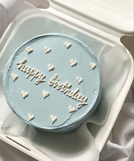 Simple White Birthday Cake Design, Birthday Cake Pastel Blue, Sky Blue Bento Cake, Simple Birthday Cake Blue, Birthday Cake With Hearts On It, Blue Lunchbox Cake, Aesthetic Blue Birthday Cake, Light Blue Cake Design, Blue Cake Ideas Birthday Simple