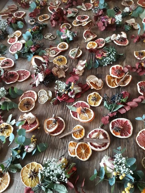 Dried Flowers In Christmas Tree, Dried Citrus Aesthetic, Dried Fruit Decorations Wedding, Natural Ornaments Christmas Tree, Christmas Tree Dried Flowers, Dried Flowers Christmas Tree, Dried Citrus Wedding, Dried Flower Ornament Diy, Dried Flower Christmas Ornaments