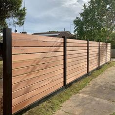 Bech House, Horizontal Fence Ideas, Diy Backyard Fence, Deck Fence, Privacy Ideas, House Fence, Wood Fence Design, Outdoor Fencing, House Fence Design