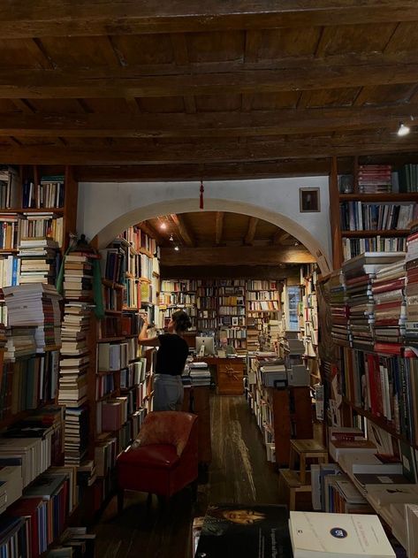 Italy Book Aesthetic, Fall In Italy Aesthetic, Rome In The Fall, Italy Autumn Aesthetic, Rome Bookstore, Italy Aesthetic Fall, Rome Fall Aesthetic, Mya Core Aesthetic, Studying In Italy Aesthetic