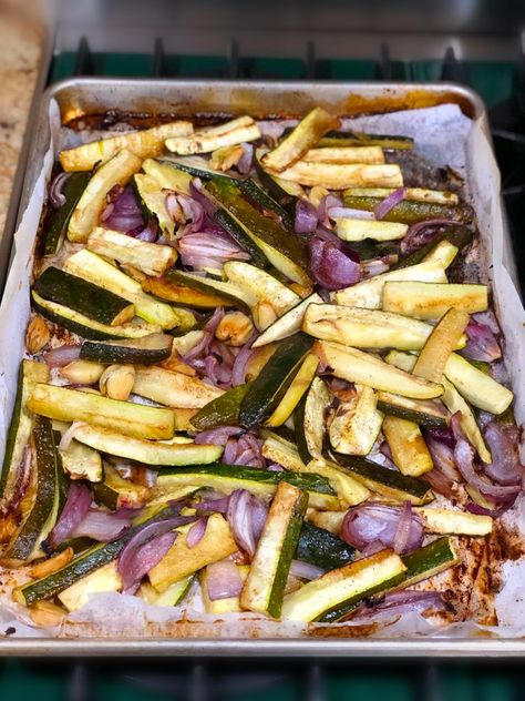 Honey Garlic Zucchini, Zucchini Spears, Garlic Zucchini, Cabbage And Noodles, Vegetable Side Dish, Roast Zucchini, Garlic Uses, Berry Salad, Vegetable Side