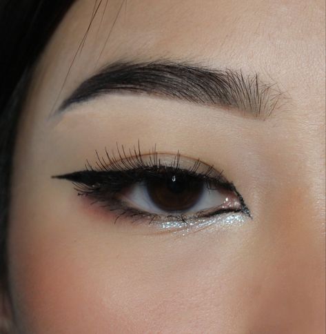 Makeup Looks Egirl, Eyeliner For Asian Eyes, Egirl Eye Makeup, Eyebrows Asian, Winged Eyeliner For Hooded Eyes, Fox Eyeliner, Eyeliner Under Eye, Eyeliner Brown Eyes, Epicanthic Fold